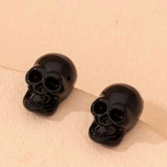 Black skull stud earrings New - Picture 1 of 3